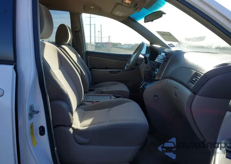 2010 Toyota Sienna Le z USA, uszkodzony, nr VIN 5TDKK4CC7AS327199